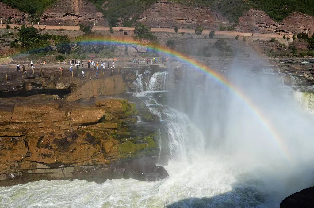 Kunjungi Air Terjun, Usir Hawa Panas