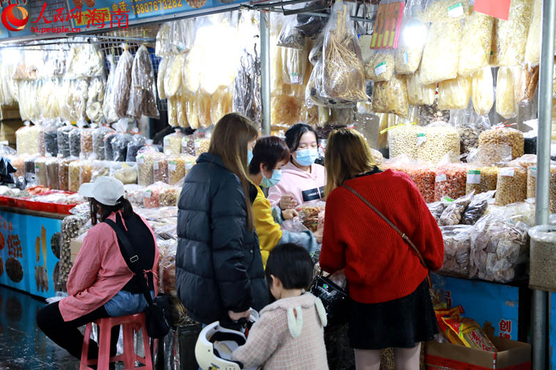 Penduduk Hainan Sibuk Beli Produk Hasil Laut untuk Malam TBC 