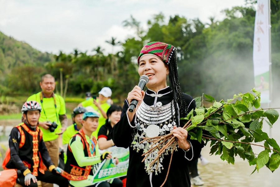 Pelancong Nikmati Teh Musim Bunga