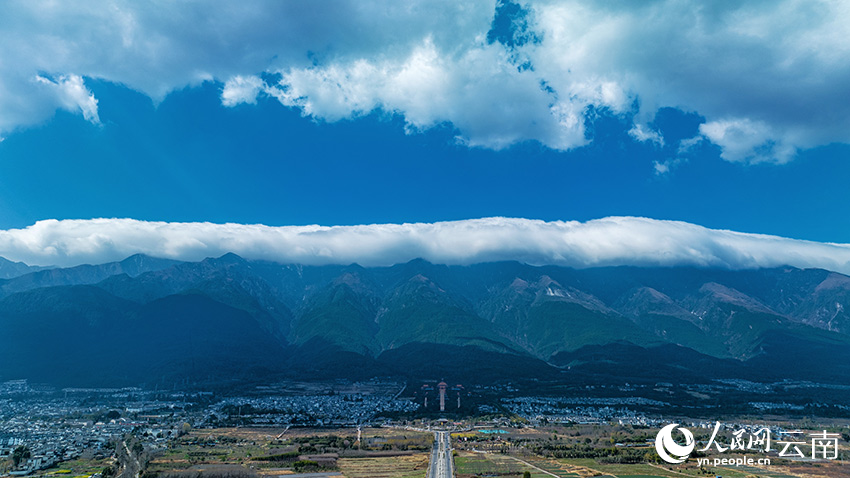 Awan Mirip Selimut Dilihat di Gunung Cangshan