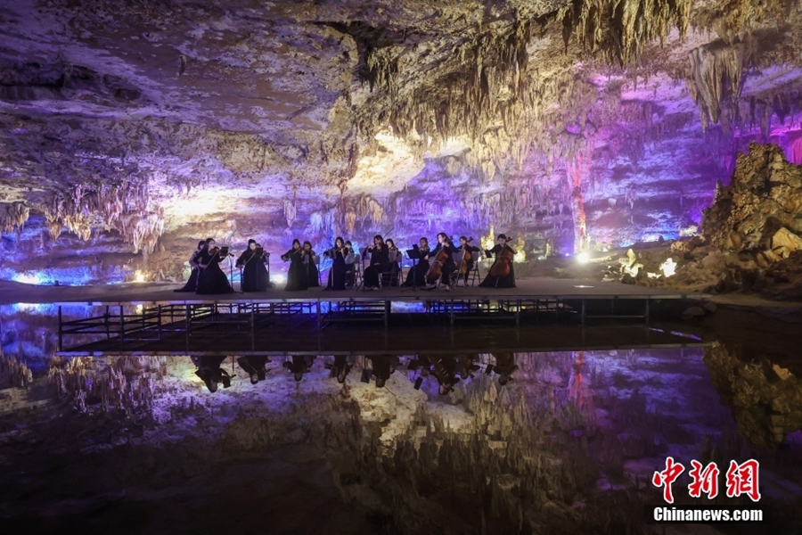 Konsert Alat Tali di Gua Karst Guizhou