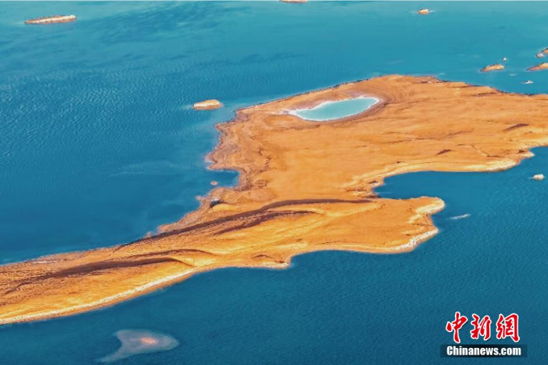 Foto udara ini menunjukkan pemandangan bentuk muka bumi Yadan di Taman Geologi Yadan Wusute di provinsi Qinghai. (foto: Zou Xiaoqing/Chinanews.cn)