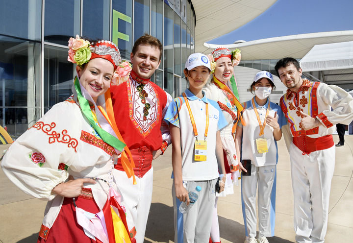 Artis dari Belarus yang mengambil bahagian dalam Ekspo Pelaburan dan Perdagangan Antarabangsa SCO 2023 mengambil gambar dengan sukarelawan China pada 15 Jun.