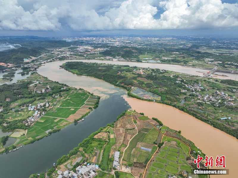 Fenomena Air Dua Warna di Tempat Temu Tiga Sungai