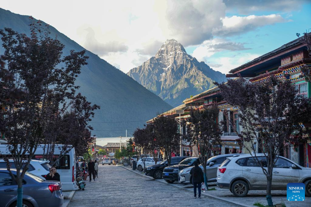 Kereta milik pelancong diletakkan di tepi jalan-jalan utama di kampung Gaiba, kaunti Gongbo'Gyamda, bandar Nyingchi, wilayah autonomi Tibet, pada 20 Julai 2023. (Xinhua/Sun Fei)