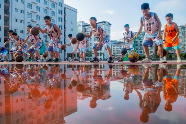 Kanak-kanak mengikuti latihan bola kerangjang di provinsi Hunan