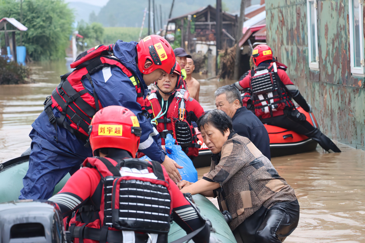 Xi Kunjungi Satu Kampung Terpencil yang Dilanda Banjir