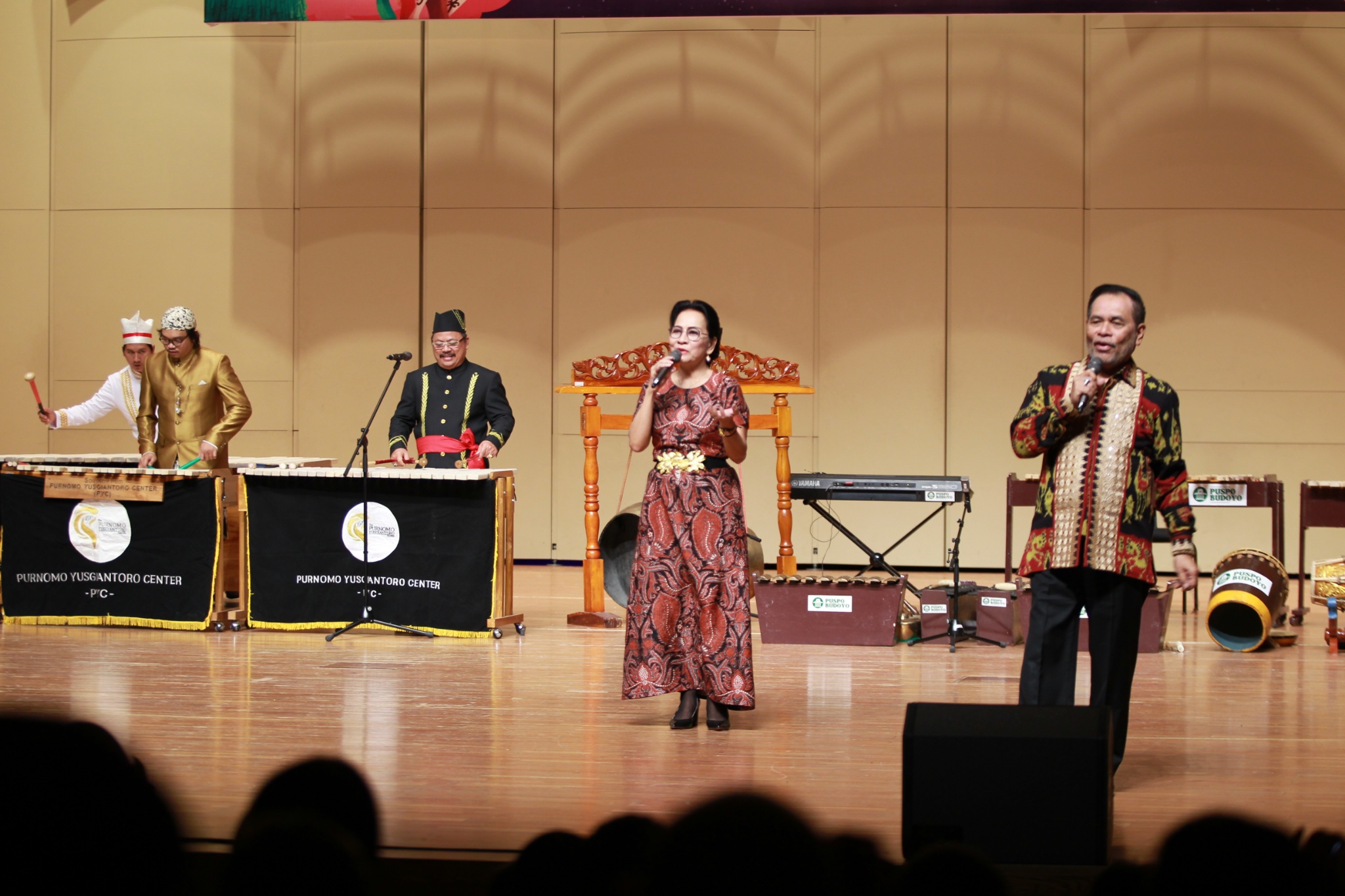 Djauhari Oratmangun dan isterinya Sih Elsiwi Handayani Oratmangun menyanyikan lagu Cina Yue Liang Dai Biao Wo De Xin. (Foto ihsan KBRI Beijing)