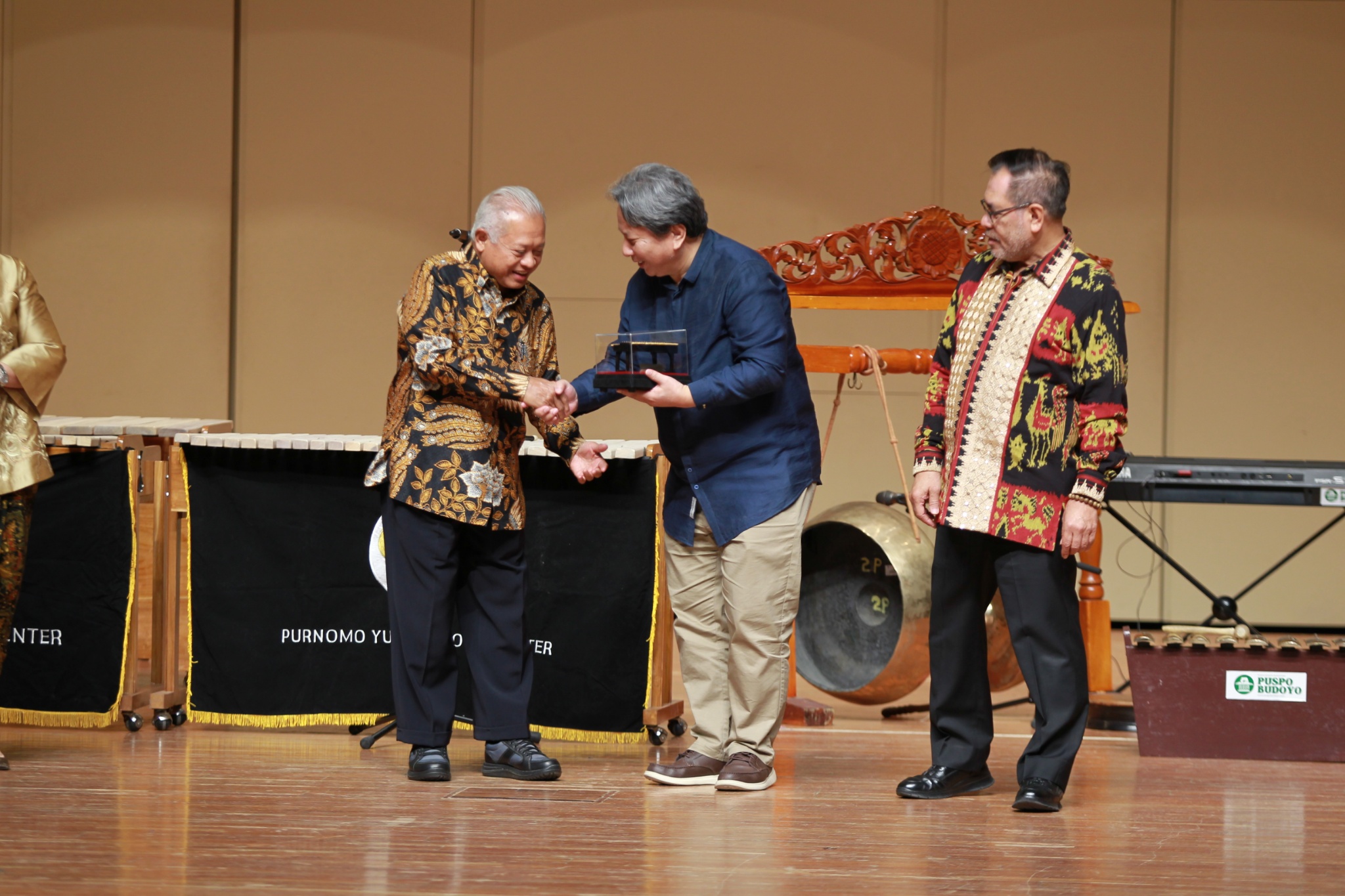 PYC menyerahkan kolintang secara simbolis kepada Central Conservatory of Music. (Foto ihsan KBRI Beijing)