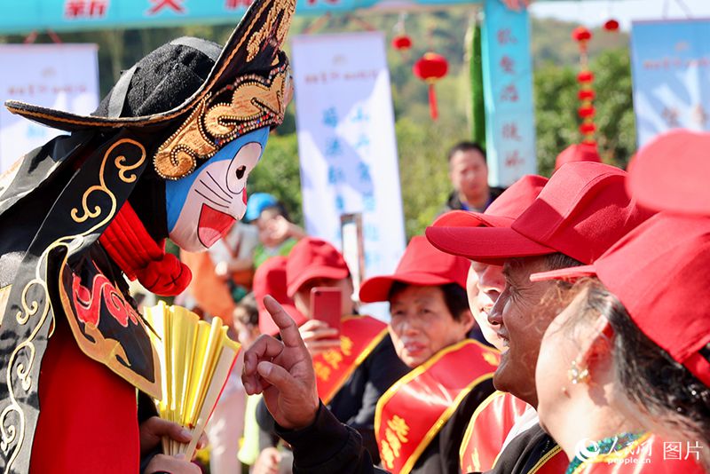 Pada 22 Oktober, semasa acara sambutan Chongyang di kampung Yaodu, pekan Dongzhi, provinsi Anhui, seorang pelakon teknik ubah wajah Opera Sichuan membuat persembahan interaktif dengan warga emas tempatan. (People’s Daily Online/Zhang Jun)