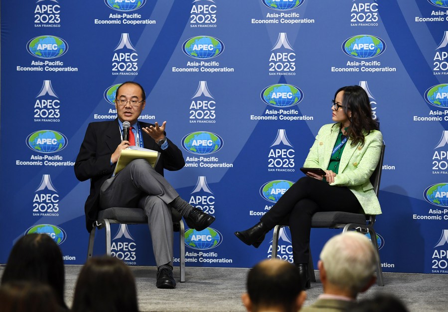 Pengarah Unit Sokongan Dasar Kerjasama Ekonomi Asia Pasifik (APEC), Carlos Kuriyama (kiri), berucap pada sidang media mengenai laporan Analisis Trend Serantau APEC di pusat media antarabangsa APEC 2023, San Francisco, Amerika Syarikat, 12 November 2023. (Xinhua/Li Rui)