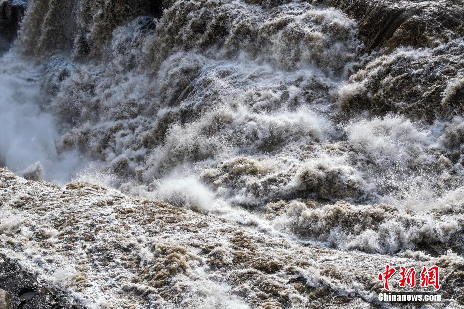 Pemandangan Air Terjun Hukou yang menakjubkan. (China News Network/Huo Yong)