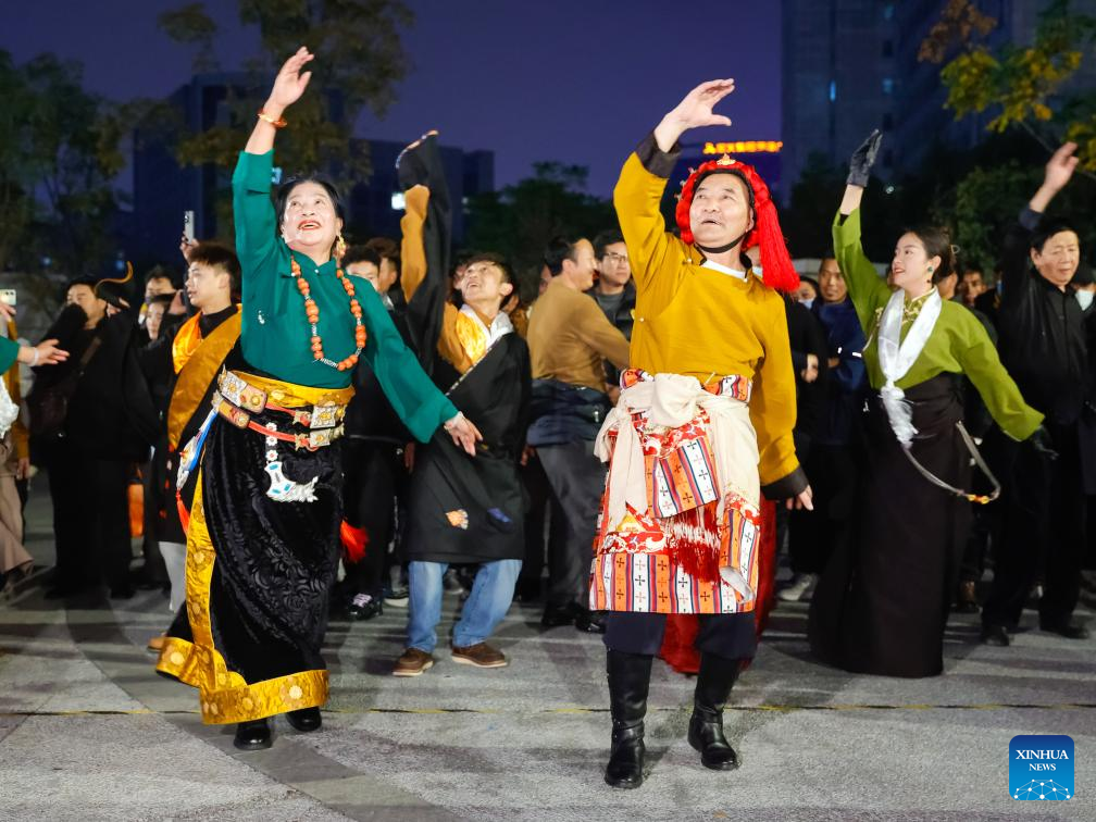 Penduduk Bandar Makin Menjiwai Tarian Tradisional Tibet