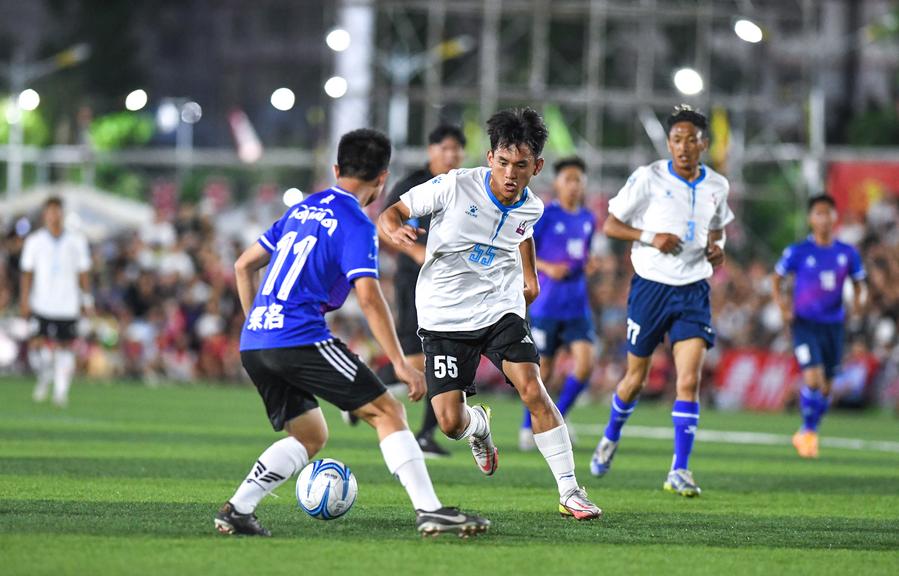 Kaunti Rongjiang menentang Daerah Autonomi Tibet Guoluo dalam kejuaraan "Liga Super Kampung" di Rongjiang, provinsi Guizhou, barat daya China, 23 Jun 2023. (Xinhua/Yang Wenbin)