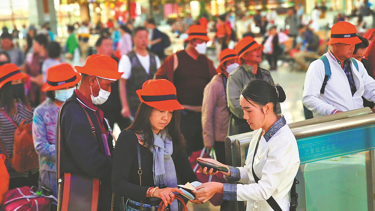 Anggota rombongan pelancong dari Thailand mendaftar masuk untuk menaiki tren Kereta Api China-Laos di Vientiane, Laos pada Jumaat. (China Daily/Yang Tongquan)