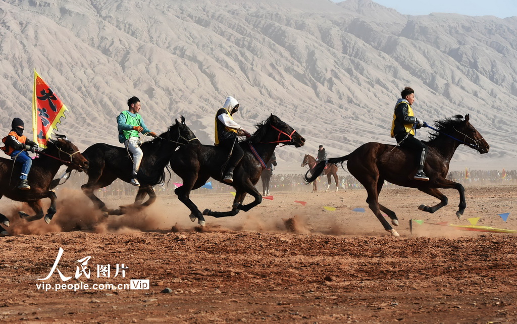 Lumba Kuda di Kaki Gunung Api, Xinjiang