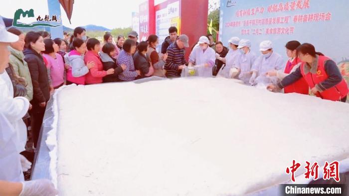 Foto ini menunjukkan tauhu seberat 1,500 kilogram yang dibuat oleh wakil Persatuan Produk Kacang Soya Kaunti Jiulong. (Foto ihsan kaunti Jiulong.)