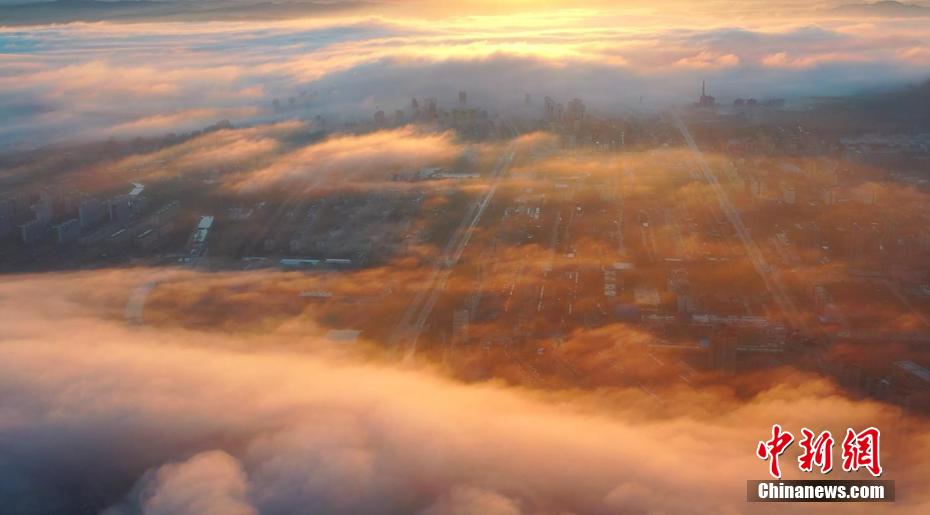 Pekan Tianshan kelihatan samar-samar disorok awan dan kabus. (China News Agency/ Jin Zhu)