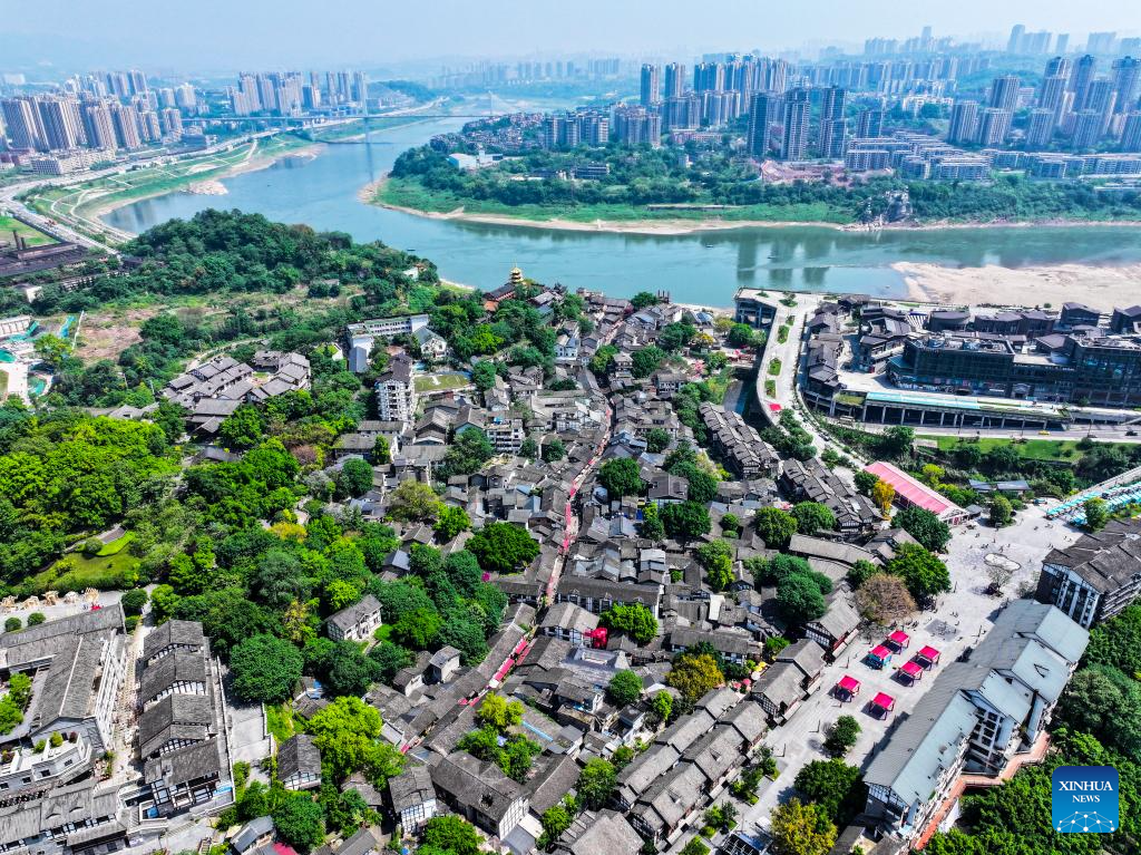 Foto sudut udara yang diambil menggunakan dron pada 28 April 2024 ini memaparkan pemandangan bandar purba Ciqikou di Chongqing, barat daya China. (Xinhua/Wang Quanchao)