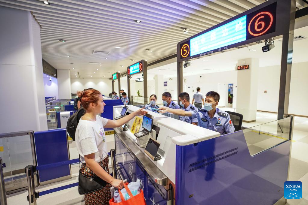 Penumpang masuk sedang menjalani pemeriksaan kastam di Lapangan Terbangan Antarabangsa Meilan Haikou, selatan China pada 1 Mei 2024. (Foto/Xinhua)