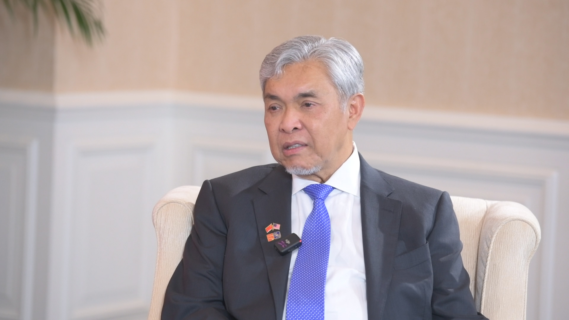 Timbalan Perdana Menteri I Malaysia, Datuk Seri Dr. Ahmad Zahid Hamidi diwawancara eksklusif oleh People's Daily Online sempena ulang tahun ke-50 penjalinan hubungan diplomatik China-Malaysia di Beijing, 30 Mei 2024. (People's Daily Online/Wei Qingcheng)