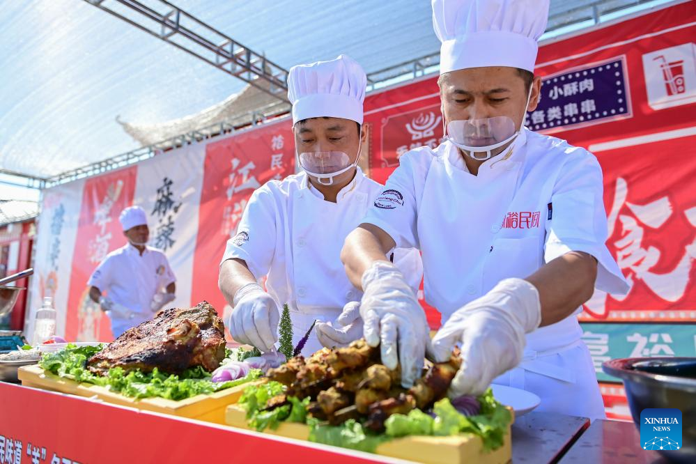 Tukang masak menyediakan hidangan semasa pertandingan memasak kambing di wilayah Tacheng, kaunti Yumin, Wilayah Autonomi Uygur Xinjiang, di barat laut China pada 2 Jun 2024. (Xinhua/Ding Lei)