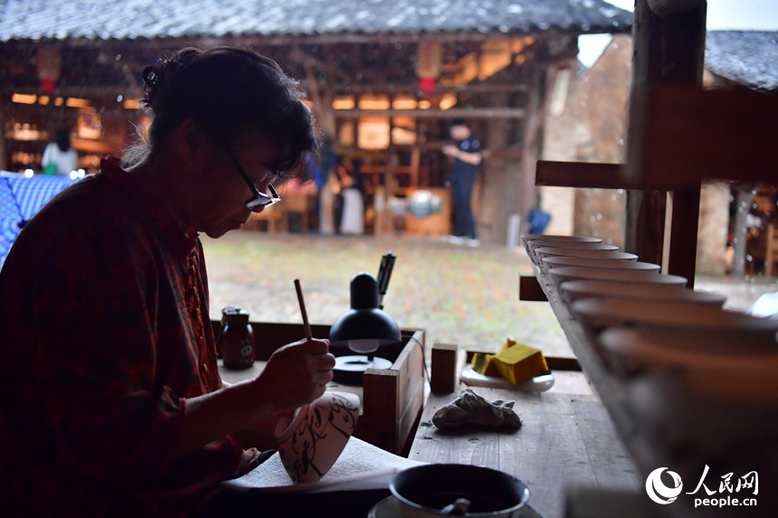 Seorang pewaris teknik membuat porselin bekerja di bengkelnya di Blok Sejarah dan Kebudayaan Taoyangli di Jingdezhen, Provinsi Jiangxi, di timur China (People's Daily Online/Shi Yu)