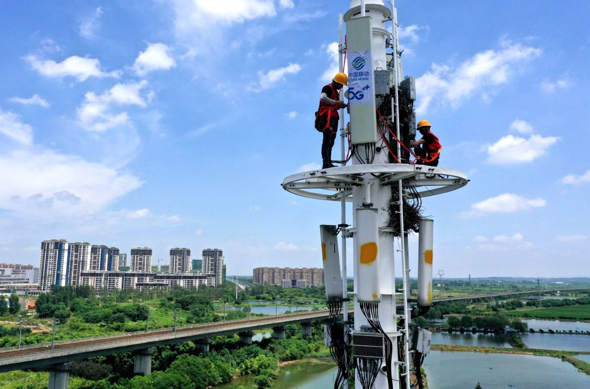 Juruteknik memeriksa sebuah stesen 5G di Tongling, provinsi Anhui. (Foto oleh Guo Shining/Untuk China Daily)