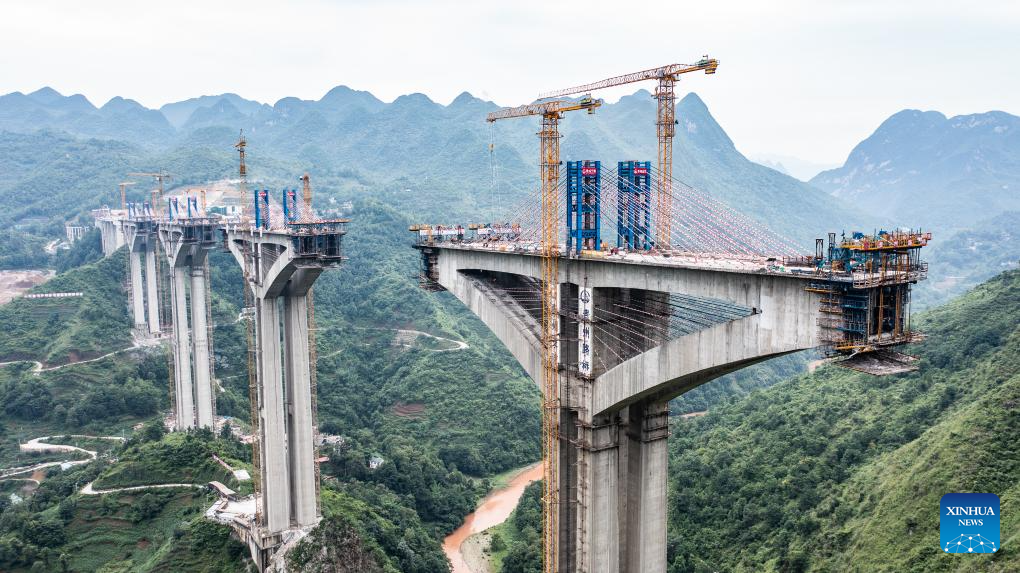 Foto dron bertarikh 17 Jun 2024 ini menunjukkan tapak pembinaan jambatan besar Liuzhi di Lebuh Raya Nayong-Qinglong di Liupanshui, provinsi Guizhou, barat daya China. Jambatan tersebut merentang sepanjang 2,023.5 meter. (Xinhua/Tao Liang)