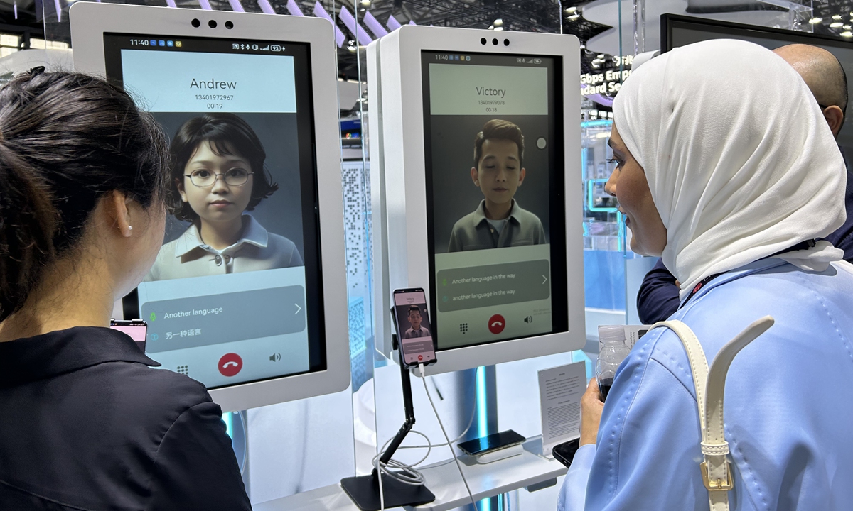 Seorang pengunjung melihat avatar digital AI miliknya di MWC Shanghai pada 26 Jun 2024. (Foto Qu Xijia/Global Times)