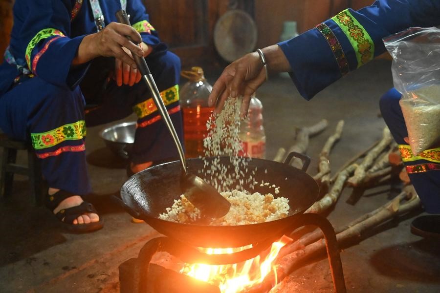 Penduduk kampung menyediakan teh minyak untuk tetamu di Kampung Bunong di Weijiang di Kaunti Longsheng, Wilayah Autonomi Guangxi Zhuang, selatan China, 26 Jun 2024. (Xinhua/Lu Boan)