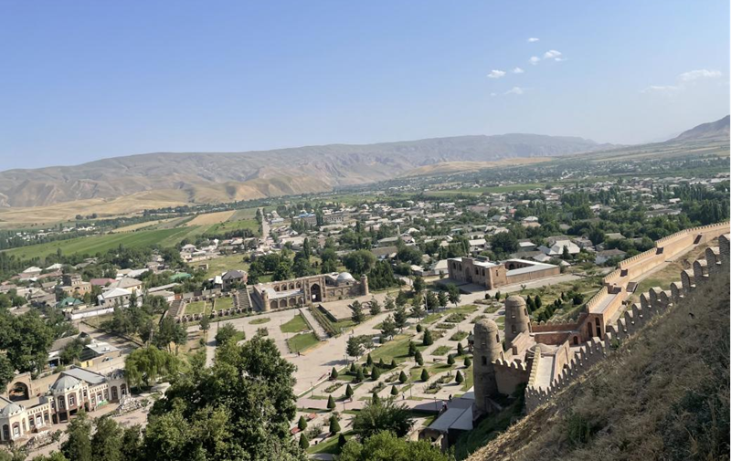 Foto memaparkan pintu gerbang kota dan bandar Hissar yang dilihat dari tembok kota purba. Terletak di barat laut Dushanbe, Tajikistan, Hissar telah wujud sejak lebih 3,000 tahun lalu. Beberapa kajian mendapati bahawa Zhang Qian, seorang diplomat China yang berkhidmat sebagai utusan empayar pada akhir abad ke-2 SM semasa dinasti Han Barat, telah melalui bandar ini dalam perjalanan pulangnya dari Dayuan. (Foto: Qu Song/People's Daily)