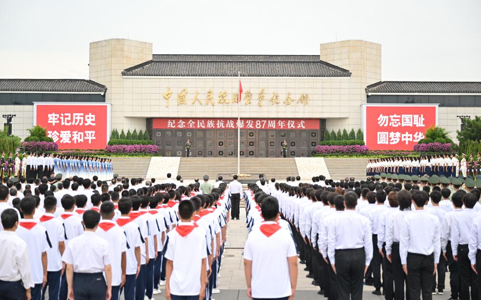 Wakil pelajar menghadiri upacara memperingati ulang tahun ke-87 permulaan perang penentangan seluruh negara China terhadap pencerobohan Jepun di Muzium Peringatan Perang Penentangan Rakyat China Menentang Pencerobohan Jepun di Beijing, ibu negara China, 7 Julai 2024. (Xinhua/ Li Xiang)