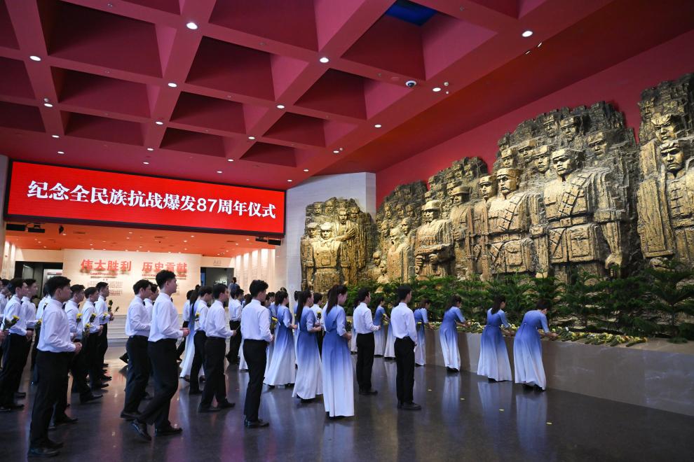 Para hadirin memberikan bunga sebagai tanda hormat kepada mereka yang terkorban di Muzium Peringatan Perang Penentangan Rakyat China Menentang Pencerobohan Jepun di Beijing, ibu negara China, 7 Julai 2024. (Xinhua/Li Xiang)