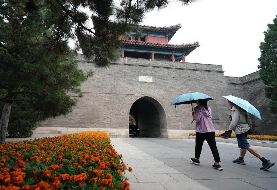 Foto yang diambil pada 5 Julai 2024 ini memperlihatkan pintu gerbang Pekan Wanping di Beijing, ibu negara China. (Xinhua/Zhang Chenlin)