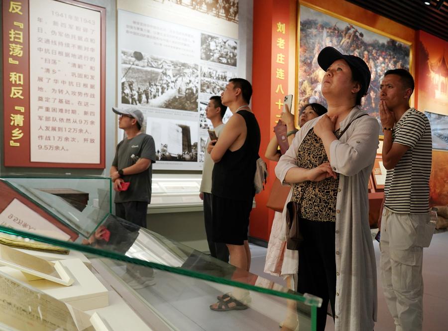 Orang ramai melawat pameran di Muzium Peringatan Perang Penentangan Rakyat China Menentang Pencerobohan Jepun di Beijing, ibu negara China, 7 Julai 2024. (Xinhua/Zhang Chenlin)