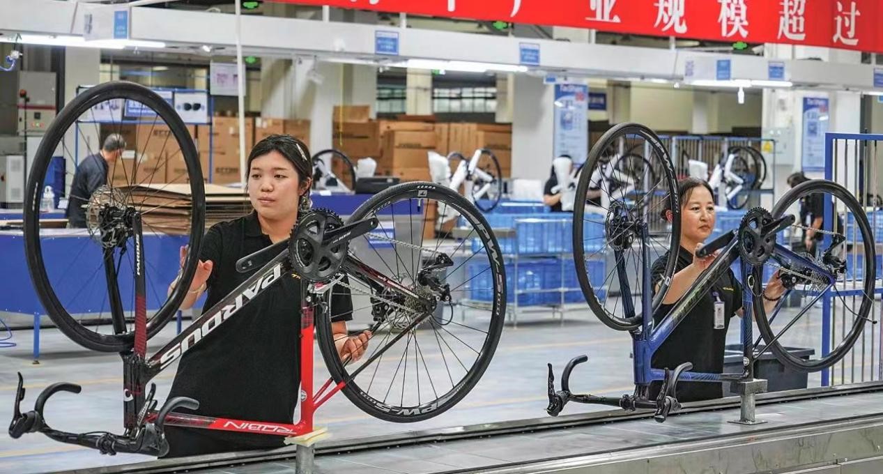 Basikal sedang ditala di sebuah bengkel Taishan Sports, iaitu pengeluar peralatan sukan China. (Foto/Jia Peng)