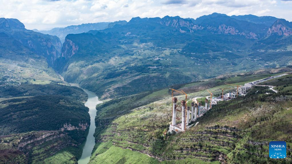 Foto yang diambil menggunakan dron pada 17 Julai 2024 ini memperlihatkan pemandangan jambatan besar Tianmen yang sedang dalam pembinaan di Provinsi Guizhou, barat daya China. Jambatan sepanjang 1,553 meter ini merupakan projek utama di lebuh raya yang menghubungkan Anshun dan Panzhou di Guizhou. (Xinhua/Tao Liang)