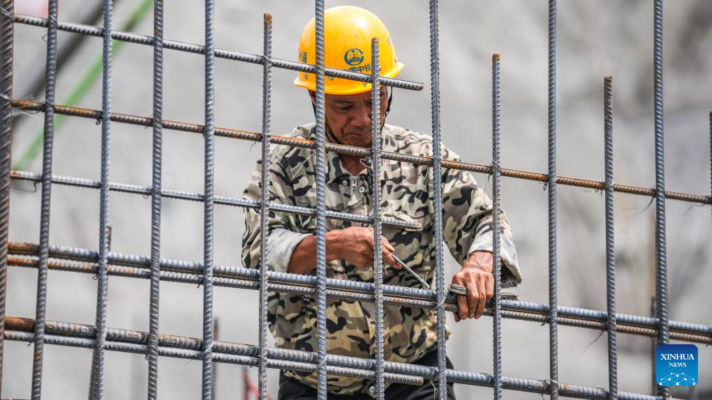 Seorang petugas sedang bekerja di tapak pembinaan jambatan besar Tianmen di Provinsi Guizhou, barat daya China pada 17 Julai 2024. Jambatan sepanjang 1,553 meter ini merupakan projek utama di lebuh raya yang menghubungkan Anshun dan Panzhou di Guizhou. (Xinhua/Tao Liang)