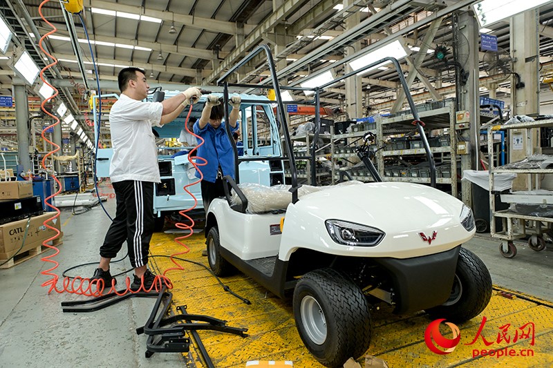 Para pekerja sedang melaksanakan menghasilkan bas persiaran berasaskan pesanan di bengkel pengeluaran kenderaan luar jalan raya Syarikat Automobil Liuzhou Wuling di Liuzhou, Wilayah Autonomi Guangxi Zhuang, selatan China. (People’s Daily Online/Lei Qijun)