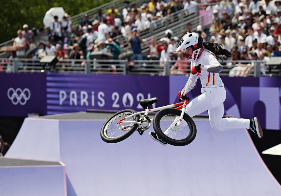 Aksi Deng Yawen dari China dalam final BMX gaya bebas di Sukan Olimpik Paris pada 31 Julai 2024. (Xinhua/Hu Huhu)