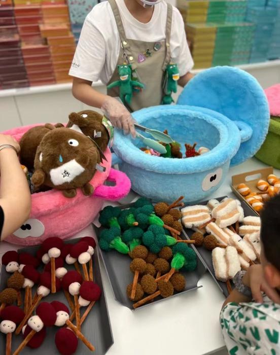 Foto menunjukkan produk budaya dan kreatif yang diilhamkan oleh ‘malatang’ atau sup pedas, iaitu hidangan jalanan tempatan yang memaparkan campuran sayur-sayuran segar dan daging yang direbus dalam kuah pedas panas, di Muzium Provinsi Gansu di Lanzhou. (Foto daripada pasukan reka bentuk produk budaya dan kreatif Muzium Wilayah Gansu pada platform perkongsian gaya hidup China, Xiaohongshu)