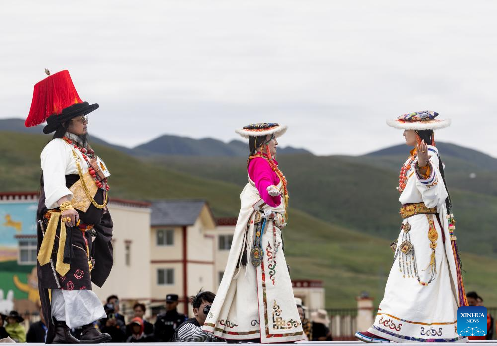 Penduduk etnik Tibet memperagakan pakaian tempatan semasa pertunjukan fesyen pada acara pembukaan musim pelancongan kebudayaan nomad di Kaunti Sertar, provinsi Sichuan, barat daya China, pada 10 Ogos 2024. (Xinhua/Jiang Hongjing)