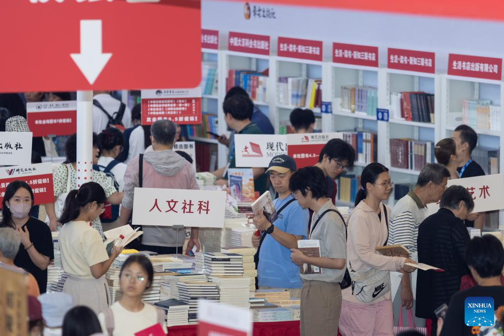 Foto para pelawat di Pesta Buku Shanghai 2024 pada 14 Ogos 2024. Pesta buku tersebut membuka tirainya pada Rabu dan dijadualkan berlangsung sehingga 20 Ogos. (Xinhua/Wang Xiang)