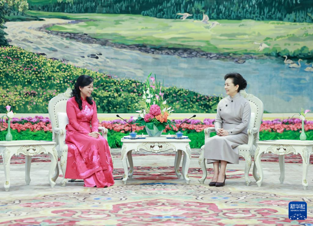 Peng Liyuan Bertemu Wanita Pertama Vietnam