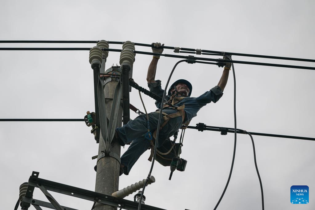 Seorang petugas dari syarikat janakuasa tempatan membaiki kemudahan elektrik di Kaunti Chengmai, Provinsi Hainan di selatan China, pada 9 September 2024. Petugas respons kecemasan sedang sibuk membaiki fasiliti bekalan kuasa di Chengmai susulan Taufan Yagi, iaitu taufan musim luruh paling dahsyat di China sejak 1949 melanda Hainan pada Jumaat. (Xinhua/Pu Xiaoxu)