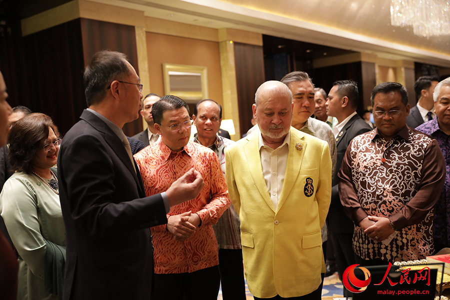 Foto Yang di-Pertuan Agong Malaysia, Sultan Ibrahim diberi taklimat mengenai jurusan bahasa Melayu oleh Canselor Beijing Foreign Studies University (BFSU) pada 21 September 2024, di Beijing, ibu negara China. (People’s Daily Online/Wang Jing)