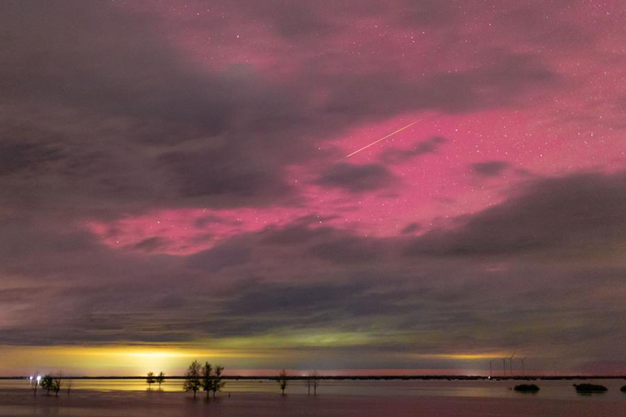 Foto bertarikh 12 Ogos 2024 ini memaparkan hujan meteor Perseids dan aurora di atas Sungai Songhua di bandar Jiamusi, provinsi Heilongjiang, timur laut China. (Foto oleh Qu Yubao/Xinhua)