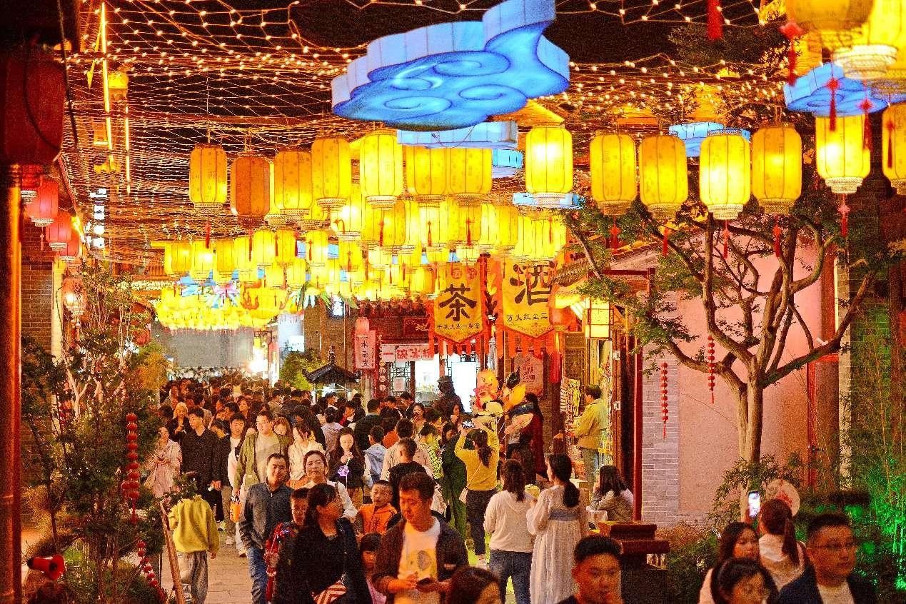 Orang ramai melawat sebuah bandar purba di daerah Qinzhou, Tainshui, provinsi Gansu, barat laut China. (People’s Daily Online/Sun Zhen)