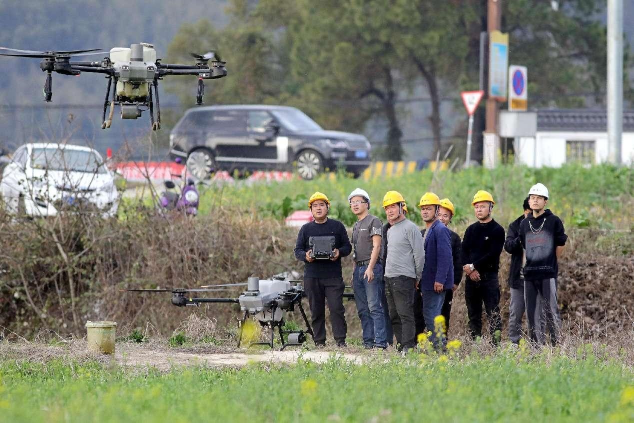 Petani menyertai sesi latihan dron di kampung Aoqiao, perbandaran Xinchang, Yichun, provinsi Jiangxi di timur China. (People’s Daily Online/He Jianlai)